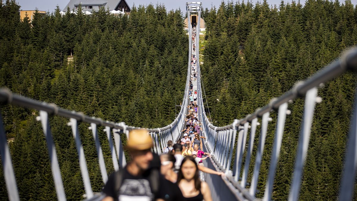 Obrazem: Most z Guinnessovy knihy láká tisíce turistů bez ohledu na cenu